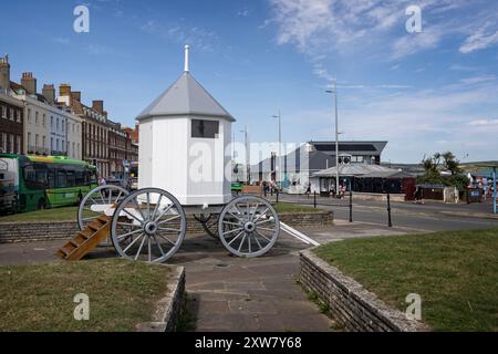 Nachbildung der Bademaschine von König Georg III. An der Küste in Weymouth, Dorset, Großbritannien am 16. August 2024 Stockfoto