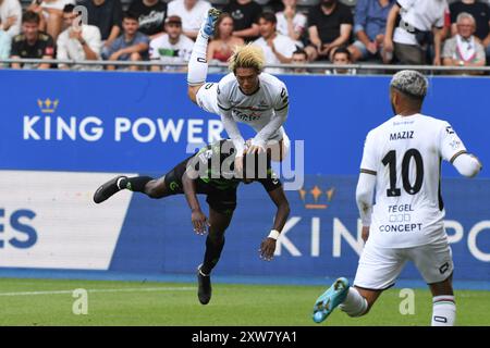 Leuven, Belgien. August 2024. Cercle's Kader Abdoul Ouattara und OHL's Takahiro Akimoto wurden in Aktion während eines Fußballspiels zwischen OH Leuven und Cercle Brugge am Sonntag, den 18. August 2024 in Leuven, am vierten Tag der Saison 2024-2025 der ersten Liga der „Jupiler Pro League“ der belgischen Meisterschaft gezeigt. BELGA FOTO JILL DELSAUX Credit: Belga News Agency/Alamy Live News Stockfoto