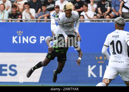 Leuven, Belgien. August 2024. Cercle's Kader Abdoul Ouattara und OHL's Takahiro Akimoto wurden in Aktion während eines Fußballspiels zwischen OH Leuven und Cercle Brugge am Sonntag, den 18. August 2024 in Leuven, am vierten Tag der Saison 2024-2025 der ersten Liga der „Jupiler Pro League“ der belgischen Meisterschaft gezeigt. BELGA FOTO JILL DELSAUX Credit: Belga News Agency/Alamy Live News Stockfoto