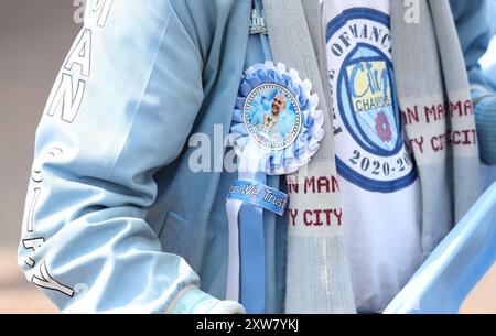 London, Großbritannien. August 2024. Ein Manchester City-Fan trägt eine Rosette, die Manchester Citys Cheftrainer PEP Guardiola während des Premier League-Spiels in Stamford Bridge zeigt. Der Bildnachweis sollte lauten: Paul Terry/Sportimage Credit: Sportimage Ltd/Alamy Live News Stockfoto