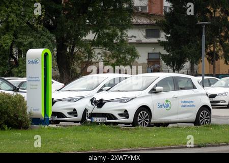 OSTRAVA, TSCHECHISCHE REPUBLIK - 25. SEPTEMBER 2023: Renault Zoe Elektroautos der Firma SmVak laden auf Ladegeräten auf Stockfoto