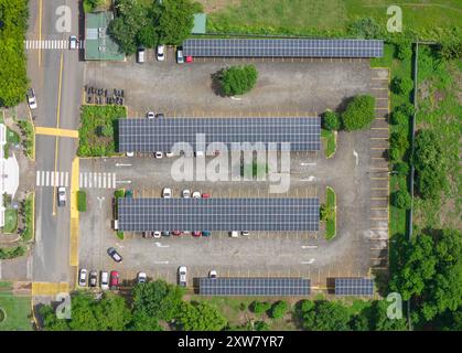 Parkplatz unter Sonnenkollektor über der Drone an sonnigem Lichttag Stockfoto