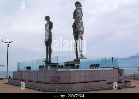 BATUMI, GEORGIA – 20. APRIL 2022: Bewegliche Metallskulptur Ali and Nino (alter Name: Mann und Frau) von Tamara Kvesitadze in Batumi, Georgia. Stockfoto