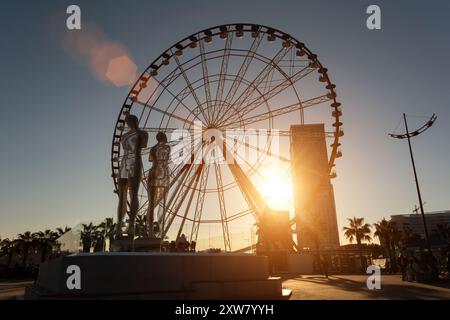 BATUMI, GEORGIA – 20. APRIL 2022: Bewegliche Metallskulptur Ali and Nino (alter Name: Mann und Frau) von Tamara Kvesitadze in Batumi, Georgia. Stockfoto