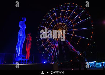 BATUMI, GEORGIA – 20. APRIL 2022: Bewegliche Metallskulptur Ali and Nino (alter Name: Mann und Frau) von Tamara Kvesitadze in Batumi, Georgia. Stockfoto