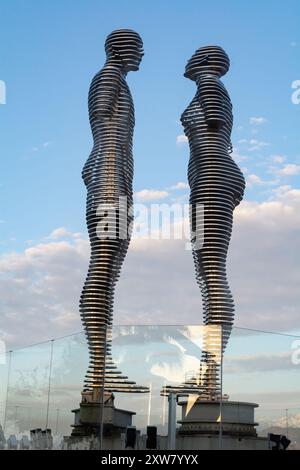 BATUMI, GEORGIA – 20. APRIL 2022: Bewegliche Metallskulptur Ali and Nino (alter Name: Mann und Frau) von Tamara Kvesitadze in Batumi, Georgia. Stockfoto