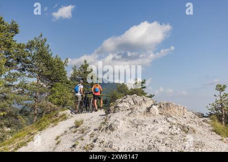 Zwei Touristen Radfahrer auf Elektro-Mountainbikes genießen eine wunderschöne Hochlandlandschaft Stockfoto