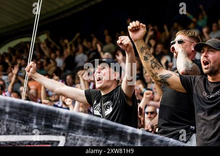 TILBURG, 18-08-2024. Stadion Koning Willem II. Eredivisie voetbal, Season Divisie, 2024-2025. Willem II - Fahren Sie weiter mit Eagles. Willem II Fans auf den Tribünen Stockfoto