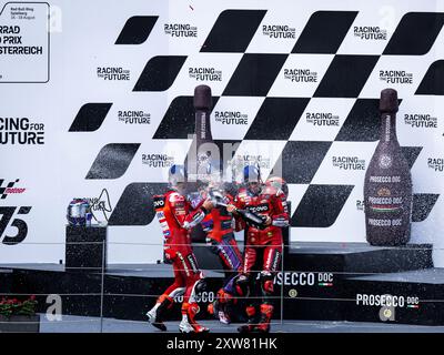 Die drei Fahrer auf dem Podium feiern nach dem Rennen des MotoGP Motorrad Grand Prix von Osterreich 2024, RedBull Ring Circuit, Spielberg, Österreich.18. August 2024 (Foto: Daniele Marangoni/SIPA USA) Stockfoto