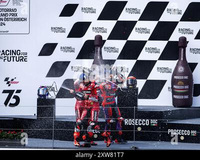 Die drei Fahrer auf dem Podium feiern das Rennen des MotoGP Motorrad Grand Prix von Osterreich 2024, RedBull Ring Circuit, Spielberg, Österreich.18. August 2024 (Foto: Daniele Marangoni/SIPA USA) Credit: SIPA USA/Alamy Live News Stockfoto