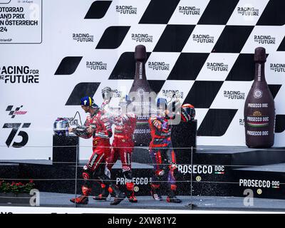 Die drei Fahrer auf dem Podium feiern das Rennen des MotoGP Motorrad Grand Prix von Osterreich 2024, RedBull Ring Circuit, Spielberg, Österreich.18. August 2024 (Foto: Daniele Marangoni/SIPA USA) Stockfoto