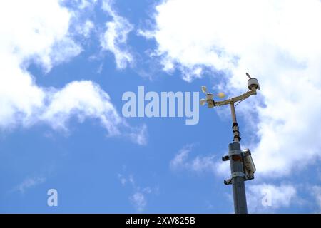 Anemometer am Pfosten vor blauem Himmel, Platz für Text Stockfoto