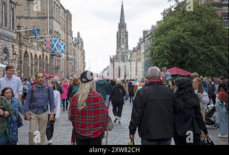 Royal Mile, Edinburgh, Schottland, Großbritannien. August 2024. Wechselhaftes Wetter für den zweiten letzten Sonntag des Edinburgh Festivals bezaubern Besucher der High Street, die von Straßenkünstlern unterhalten werden möchten. Quelle: Arch White/Alamy Live News. Stockfoto