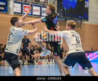 Frederik, Arnoldsen (sah-Skanderborg AGF, Nr. 5), Kristjansson, Gisli (SC Magdeburg, #10), Kristian, Bonefeld (sah-Skanderborg AGF, #6) GER, SC Magdeburg gegen sag-Skanderborg AGF, Handball, Diakin 1. Handballbundesliga Maenner, 2.Wartburg Cup, Spielzeit 2024/2025, Sonntag, 18.08.2024, 15:00 Uhr, Thüringen Foto: Eibner-Pressefoto/Martin Herbst Stockfoto