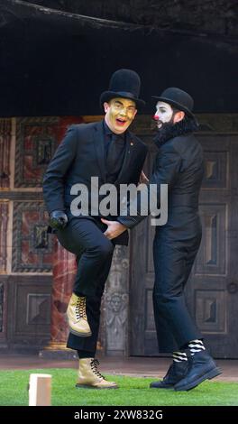 l-r: Tim Chipping (Paris), Gareth Snook (Lord Capulet) in ROMEO UND JULIA von Shakespeare bei Shakespeare's Globe, London SE1 27/04/2017 Design: Soutra Gilmour Beleuchtung: Charles Balfour Choreograf: Tim Claydon Regisseur: Daniel Kramer Stockfoto