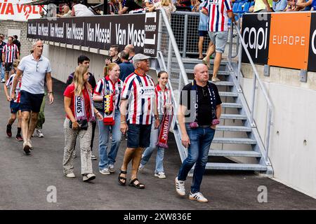 TILBURG, 18-08-2024. Stadion Koning Willem II. Eredivisie voetbal, Season Divisie, 2024-2025. Willem II - Fahren Sie weiter mit Eagles. Fans betreten den Stand durch neue Unterhaltung. Stockfoto