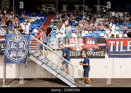 TILBURG, 18-08-2024. Stadion Koning Willem II. Eredivisie voetbal, Season Divisie, 2024-2025. Willem II - Fahren Sie weiter mit Eagles. Fans betreten den Stand durch neue Unterhaltung. Stockfoto