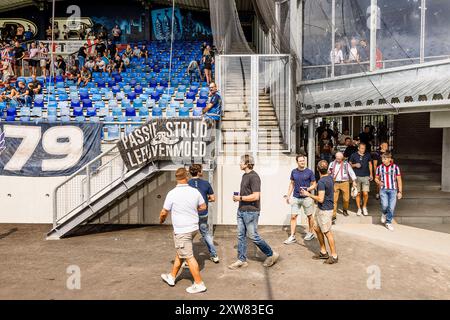 TILBURG, 18-08-2024. Stadion Koning Willem II. Eredivisie voetbal, Season Divisie, 2024-2025. Willem II - Fahren Sie weiter mit Eagles. Fans betreten den Stand durch neue Unterhaltung. Stockfoto