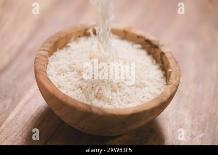 Der trockenen Reis in Holz Schüssel Stockfoto