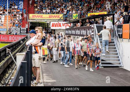 TILBURG, 18-08-2024. Stadion Koning Willem II. Eredivisie voetbal, Season Divisie, 2024-2025. Willem II - Fahren Sie weiter mit Eagles. Fans betreten den Stand durch neue Unterhaltung. Stockfoto