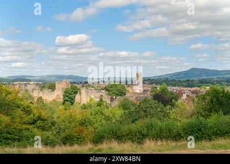 Ludlow Stadt in Shropshire, Großbritannien an einem Sommertag aus erhöhter Position mit den Clee Hills im Hintergrund Stockfoto