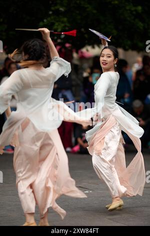 Edinburgh Schottland, Großbritannien. August 2024. Das tägliche Leben auf der Royal Mile während des Edinburgh Festivals. Quelle: SST/Alamy Live News Stockfoto