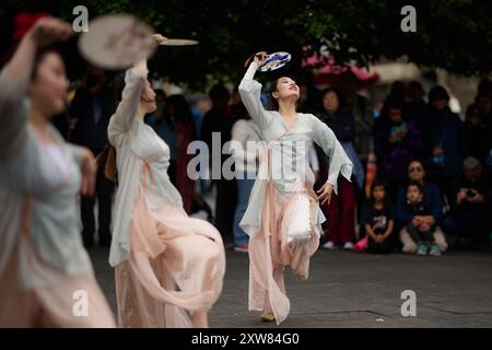 Edinburgh Schottland, Großbritannien. August 2024. Das tägliche Leben auf der Royal Mile während des Edinburgh Festivals. Quelle: SST/Alamy Live News Stockfoto