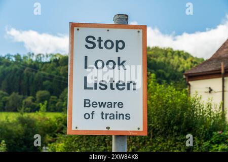 Verkehrsschild in Großbritannien, das darauf hinweist, dass man sich vor den Zügen hütet Stockfoto