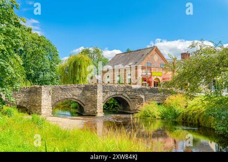 Die Old Bridge, eine Steinbrücke, die den Fluss Clun überquert, im wunderschönen Dorf Clun in Shropshire, Großbritannien. Stockfoto