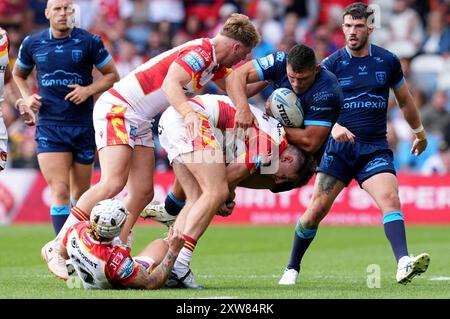 Hull KR's Ryan Hall (zweite rechts) wird von Tom Davies (Mitte) und Paul Seguier (links) während des Spiels der Betfred Super League in Elland Road (Leeds) angegriffen. Bilddatum: Sonntag, 18. August 2024. Stockfoto