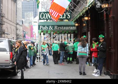 New York, New York - 17. März 2012: Die Menschen treffen sich am St. Patrick's Day vor dem Connelly's Pub Stockfoto