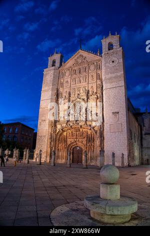 Kirche San Pablo in Valladolid, Castilla y Leon, Spanien. Ehemaliges Dominikanerkloster. Blaue Stunde. Stockfoto