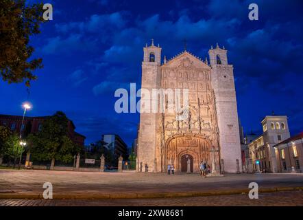 Kirche San Pablo in Valladolid, Castilla y Leon, Spanien. Ehemaliges Dominikanerkloster. Blaue Stunde. Stockfoto