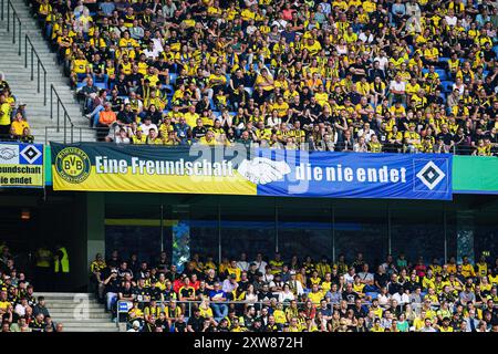 Bannerfans Borussia Dortmund, Freundschaft mit Hamburger SV GER, 1. FC Phoenix Lübeck vs. Borussia Dortmund, Fussball, DFB-Pokal, Runde 1, Saison 2024/2025, 17.08.2024 Foto: Eibner-Pressefoto/Marcel von Fehrn Stockfoto