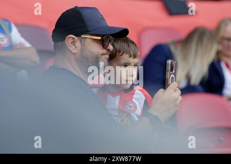 London, Großbritannien. August 2024. London, England, 18. August 2024: Brentford-Fan während des Premier League-Spiels zwischen Brentford und Crystal Palace im Gtech Community Stadium in London. (Pedro Porru/SPP) Credit: SPP Sport Press Photo. /Alamy Live News Stockfoto