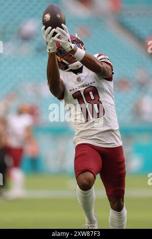 Miami Gardens, FL USA; Washington Commanders Wide Receiver Mitchell Tinsley (18) erhält einen Pass während des Vorspiels vor einem NFL Preseason Spiel Stockfoto