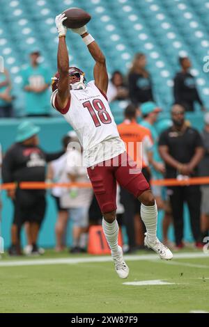 Miami Gardens, FL USA; Washington Commanders Wide Receiver Mitchell Tinsley (18) erhält einen Pass während des Vorspiels vor einem NFL Preseason Spiel Stockfoto