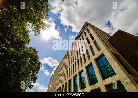 Wiesbaden, Deutschland. August 2024. Stadtarchitektur und Asphaltreparatur. Stockfoto