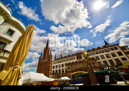 Wiesbaden, Deutschland. August 2024. Stadtarchitektur und Asphaltreparatur. Stockfoto