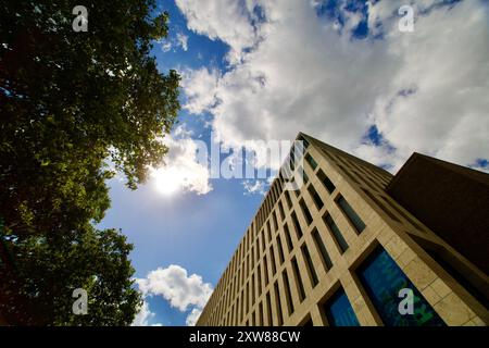 Wiesbaden, Deutschland. August 2024. Stadtarchitektur und Asphaltreparatur. Stockfoto