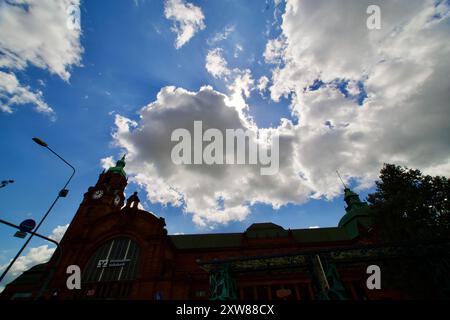 Wiesbaden, Deutschland. August 2024. Stadtarchitektur und Asphaltreparatur. Stockfoto