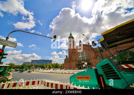 Wiesbaden, Deutschland. August 2024. Stadtarchitektur und Asphaltreparatur. Stockfoto