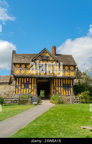 Craven Arms, Shropshire, Großbritannien - 16. August 2024: Farbenfrohes Torhaus am Stokesay Castle in Shropshire, Großbritannien im Sommer Stockfoto