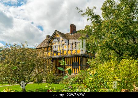 Craven Arms, Shropshire, Großbritannien - 16. August 2024: Farbenfrohes Torhaus am Stokesay Castle in Shropshire, Großbritannien im Sommer Stockfoto