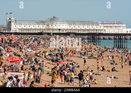 Brighton, 17. August 2024: Menschenmassen genießen das herrliche August-Wetter am Brighton Beach heute Nachmittag Stockfoto