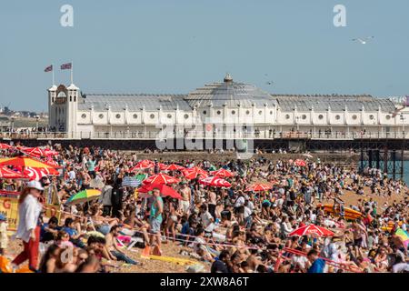 Brighton, 17. August 2024: Menschenmassen genießen das herrliche August-Wetter am Brighton Beach heute Nachmittag Stockfoto