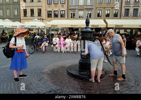 Warschau, Polen. August 2024. Während einer Hitzewelle in Warschau, Polen, am 17. August 2024, trinken die Menschen an einem Brunnen Wasser. Das nationale meteorologische Amt hat eine Warnung für die kommenden Tage vor einer Hitzewelle mit Temperaturen von nicht unter 28 °C ausgegeben. (Foto: Jaap Arriens/SIPA USA) Credit: SIPA USA/Alamy Live News Stockfoto