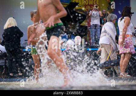 Warschau, Polen. August 2024. Kinder spielen während einer Hitzewelle in Warschau, Polen, am 17. August 2024 in einem Brunnen. Das nationale meteorologische Amt hat eine Warnung für die kommenden Tage vor einer Hitzewelle mit Temperaturen von nicht unter 28 °C ausgegeben. (Foto: Jaap Arriens/SIPA USA) Credit: SIPA USA/Alamy Live News Stockfoto