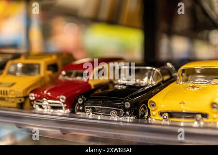 Lebendige Miniaturautos mit klassischen Modellen – Präzision und Details in kleinen Nachbildungen. Aufgenommen in Toronto, Kanada. Stockfoto