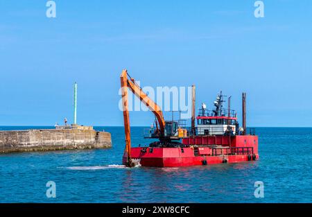 Dredger Wyre Sands arbeitet im Hafen, Amble, Northumberland, England Stockfoto